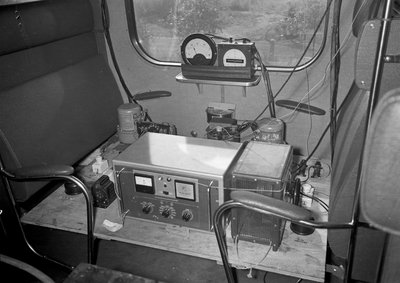 841111 Afbeelding van de meetapparatuur in het electrische treinstel nr. 757 (mat. 1954, plan G) tijdens proefnemingen ...